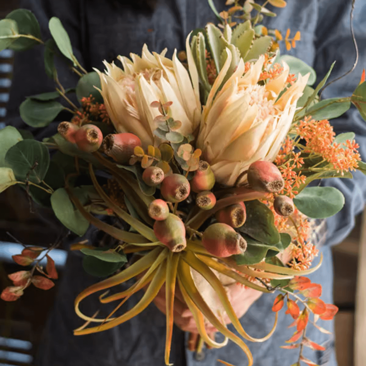 Bouquet de protéas King « Art d’automne » et orioles des montagnes