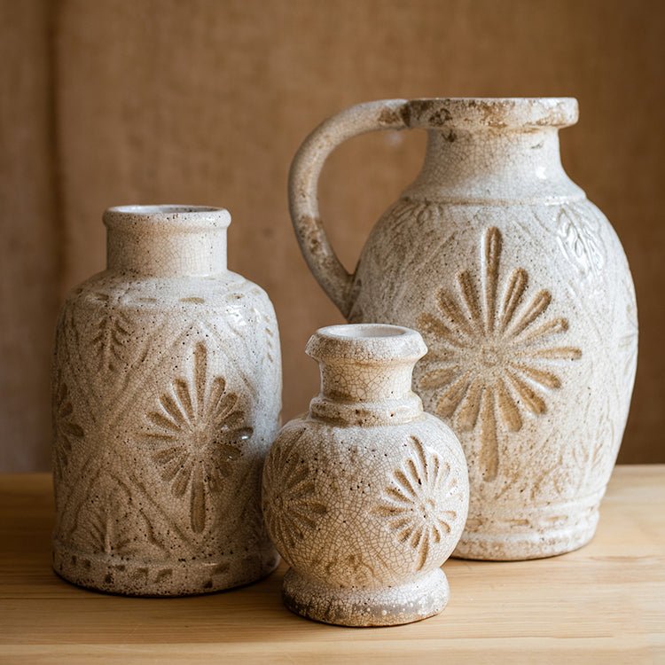 Vase à motifs floraux sculptés blanc