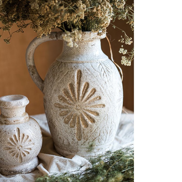 Vase à motifs floraux sculptés blanc