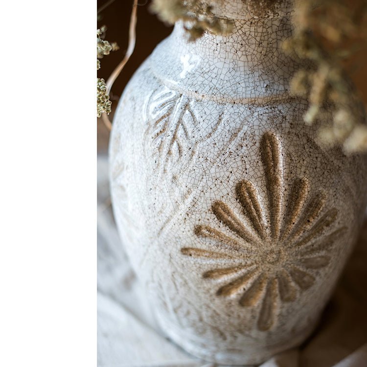 Vase à motifs floraux sculptés blanc