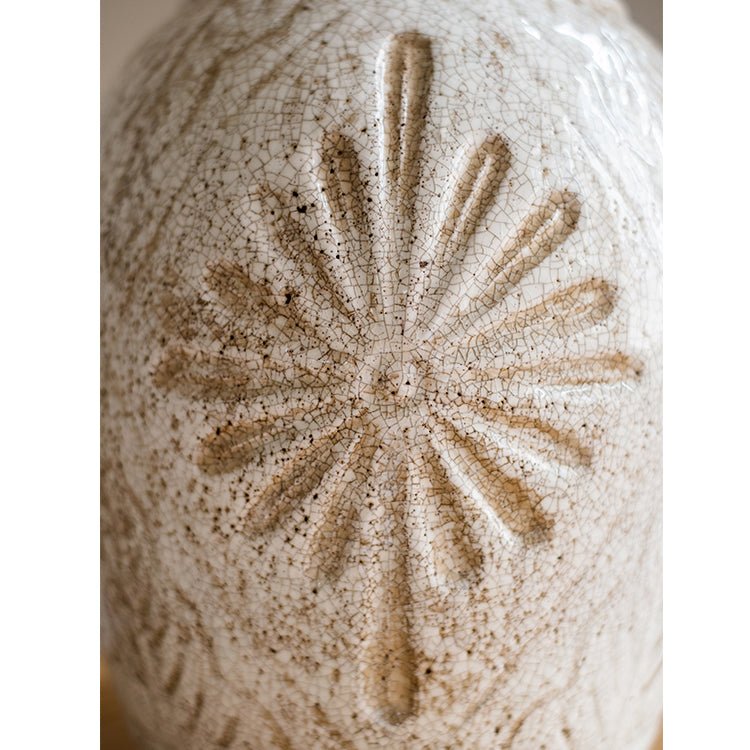 Vase à motifs floraux sculptés blanc