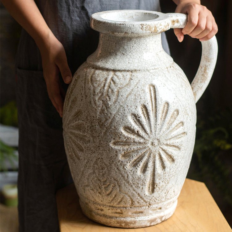 Vase à motifs floraux sculptés blanc