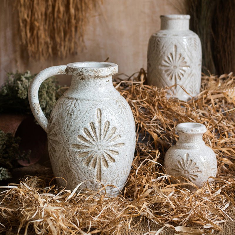 Vase à motifs floraux sculptés blanc