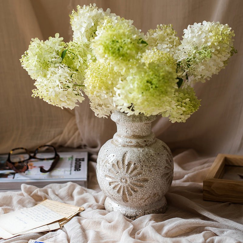 Vase à motifs floraux sculptés blanc