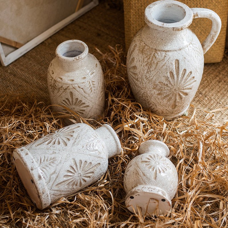 Vase à motifs floraux sculptés blanc