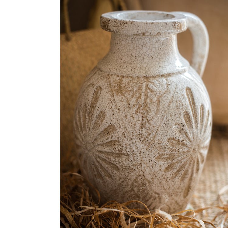 Vase à motifs floraux sculptés blanc