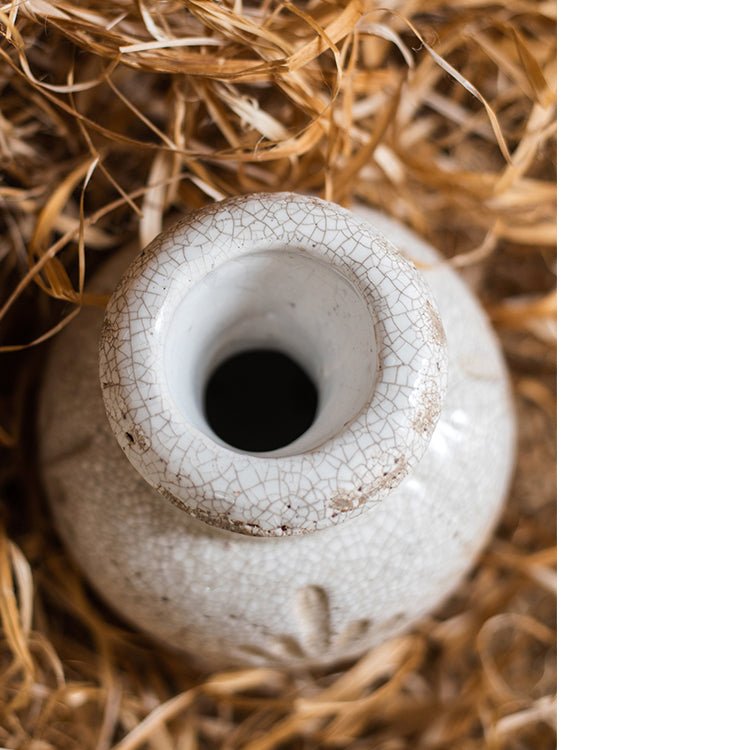 Vase à motifs floraux sculptés blanc