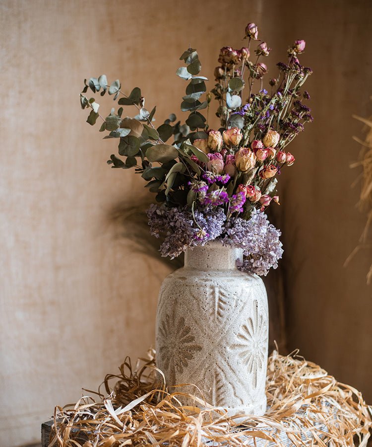 Vase à motifs floraux sculptés blanc
