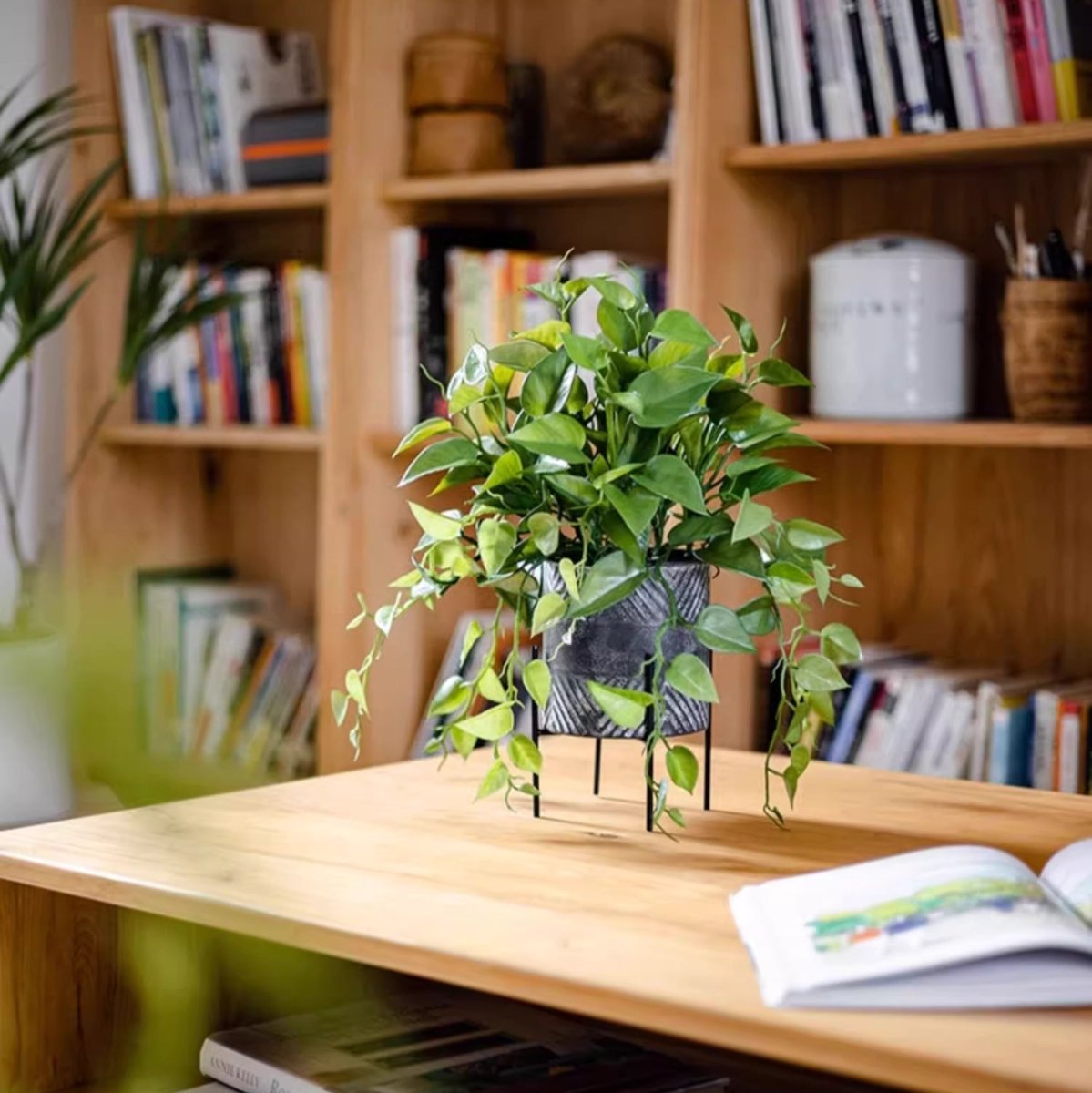 Faux Epipremnum dans un pot en métal