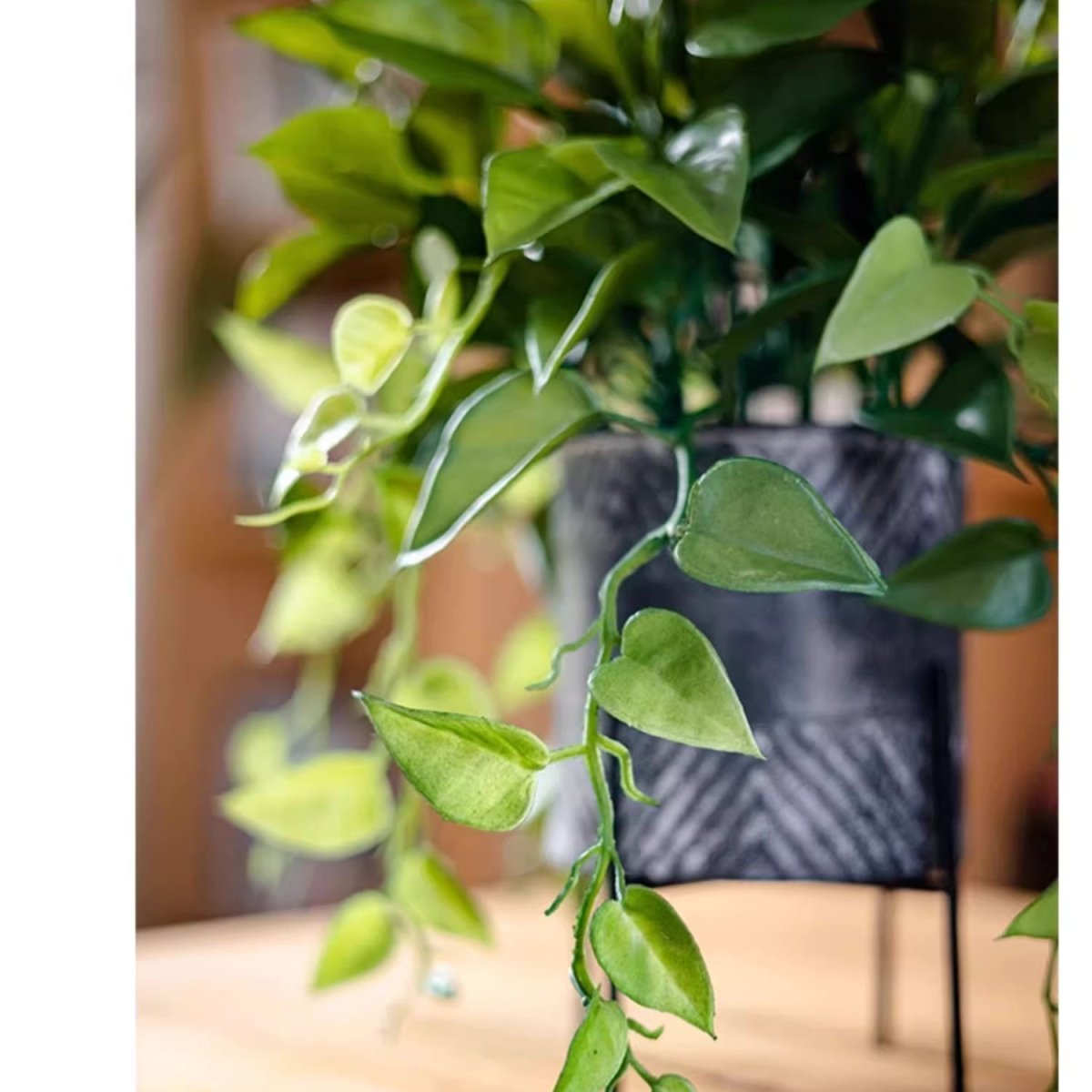 Faux Epipremnum dans un pot en métal