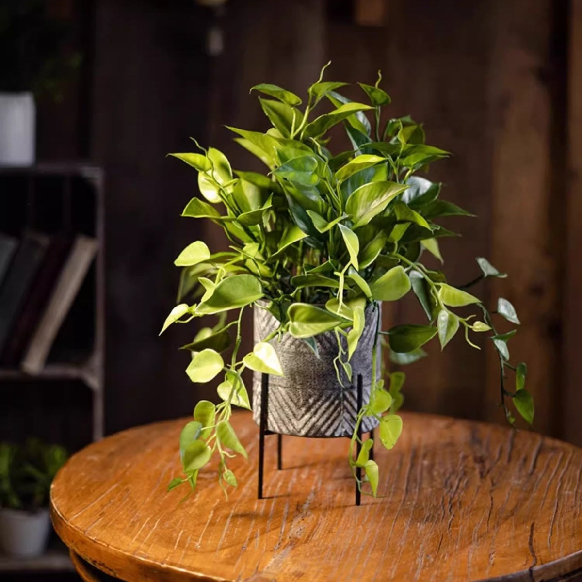 Faux Epipremnum dans un pot en métal