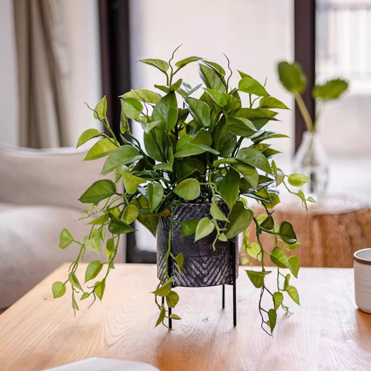Faux Epipremnum dans un pot en métal