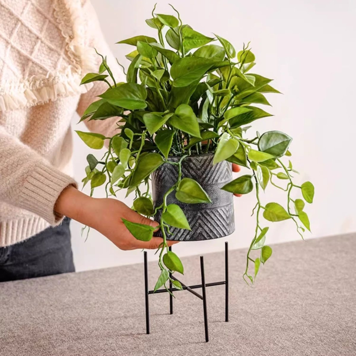 Faux Epipremnum dans un pot en métal