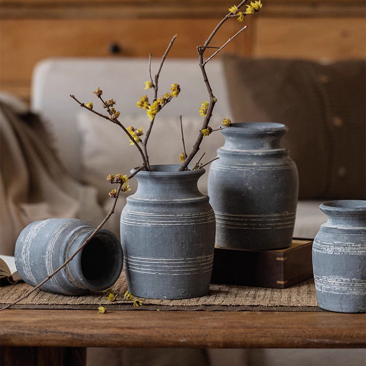 Vase en poterie d'argile grise fait main