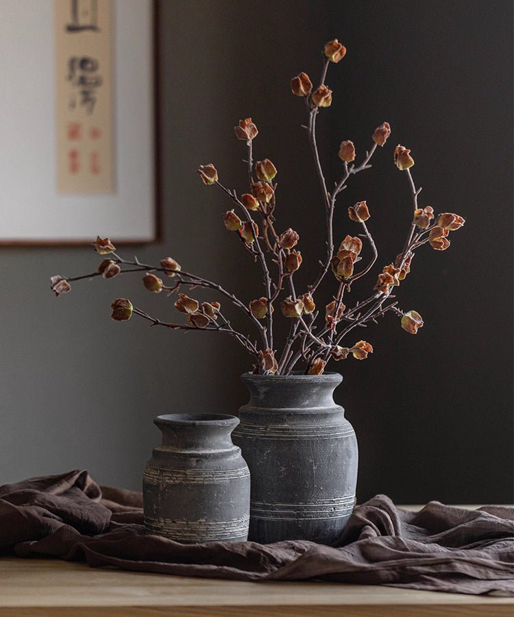 Vase en poterie d'argile grise fait main