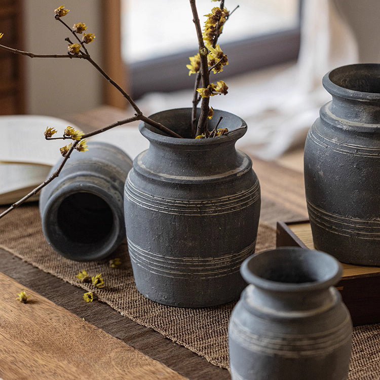 Vase en poterie d'argile grise fait main