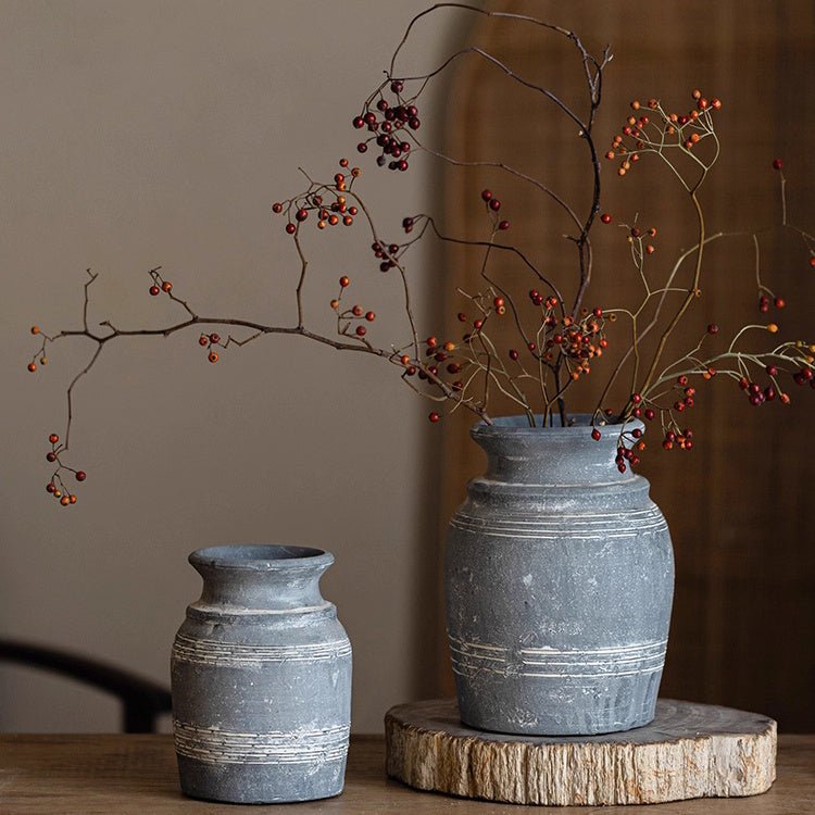 Vase en poterie d'argile grise fait main