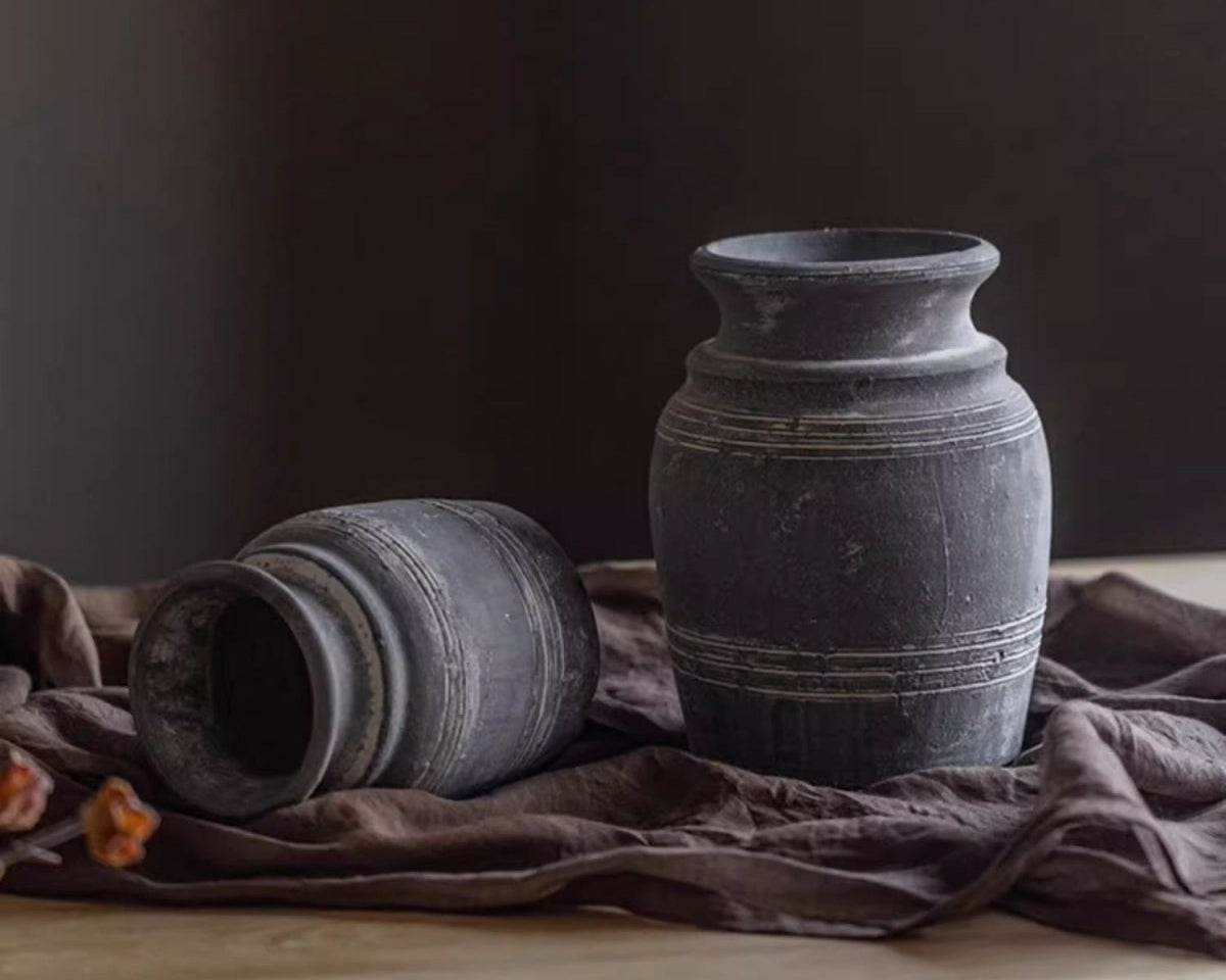 Vase en poterie d'argile grise fait main