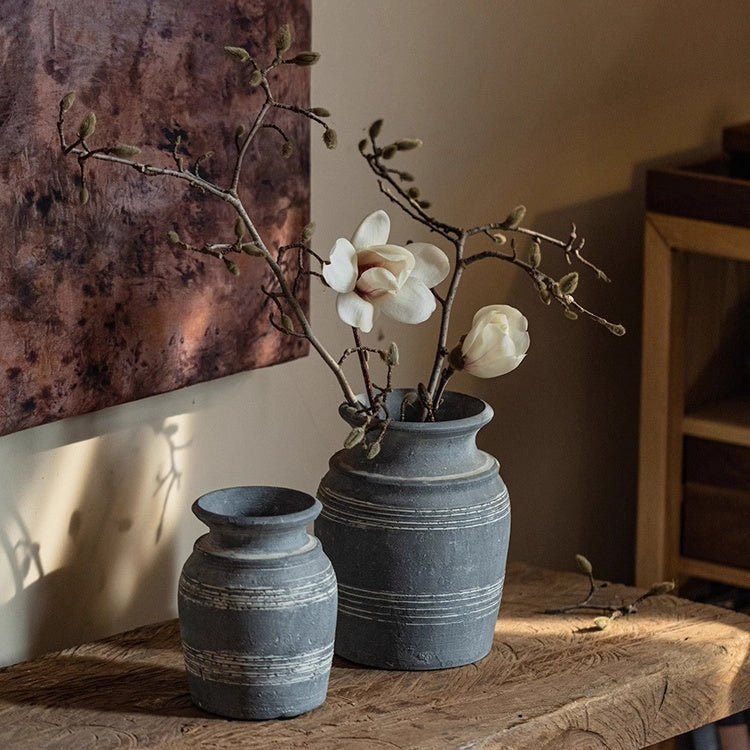 Vase en poterie d'argile grise fait main