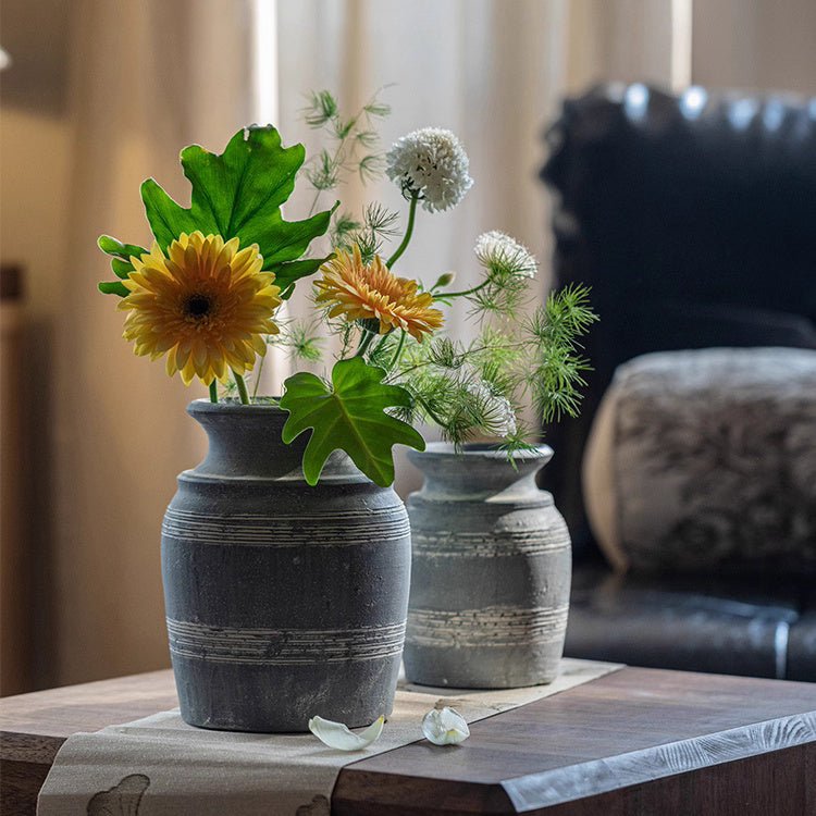 Vase en poterie d'argile grise fait main