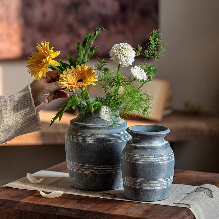 Vase en poterie d'argile grise fait main