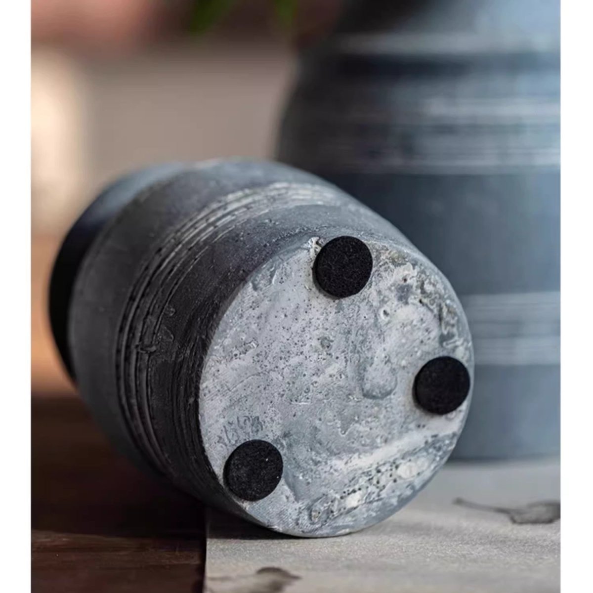 Vase en poterie d'argile grise fait main