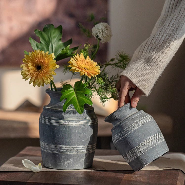 Vase en poterie d'argile grise fait main