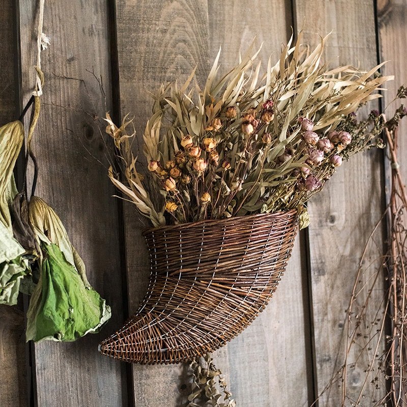 Cesto sospeso in vimini a forma di corno