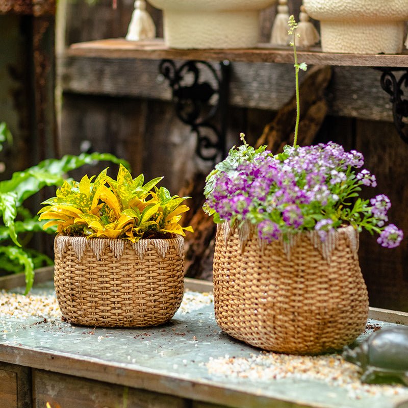 Jardinière en ciment aspect panier en paille pour femme