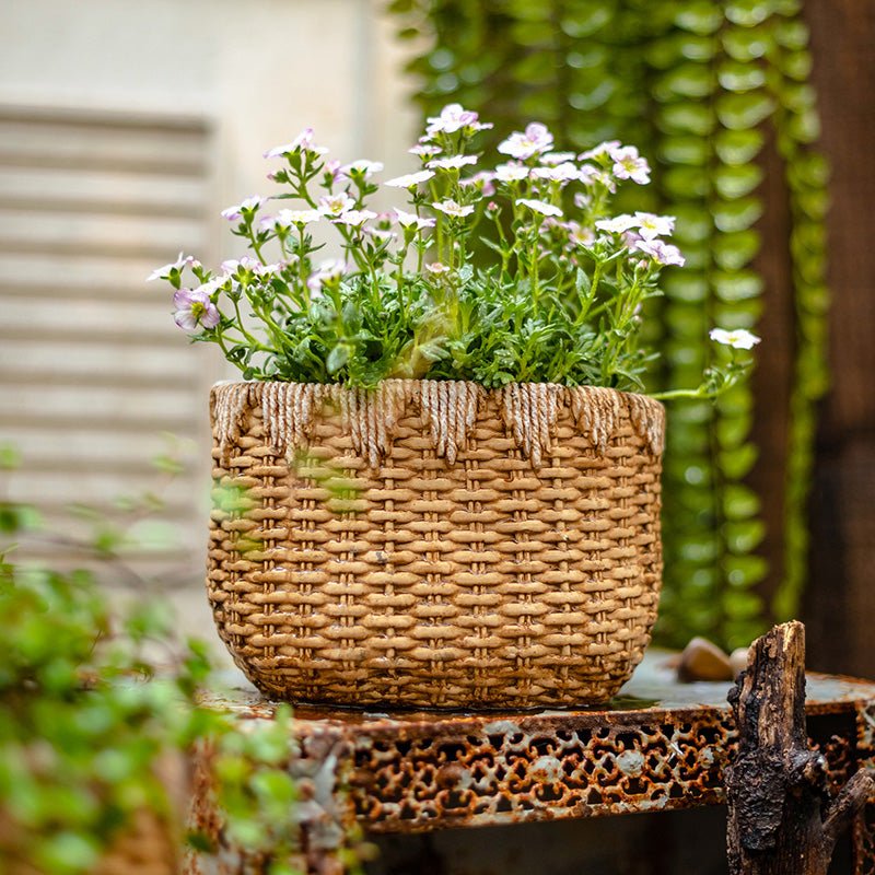 Jardinière en ciment aspect panier en paille pour femme