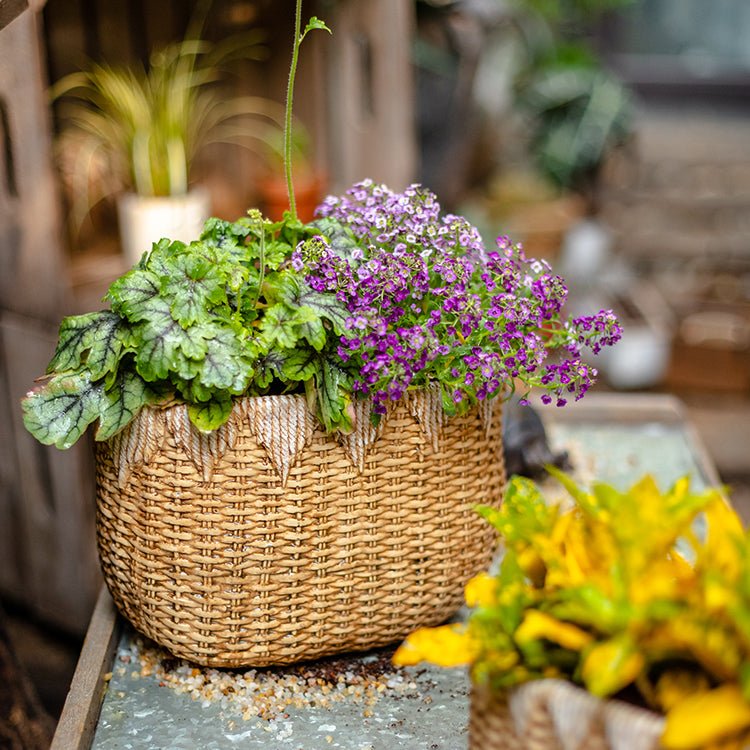 Jardinière en ciment aspect panier en paille pour femme