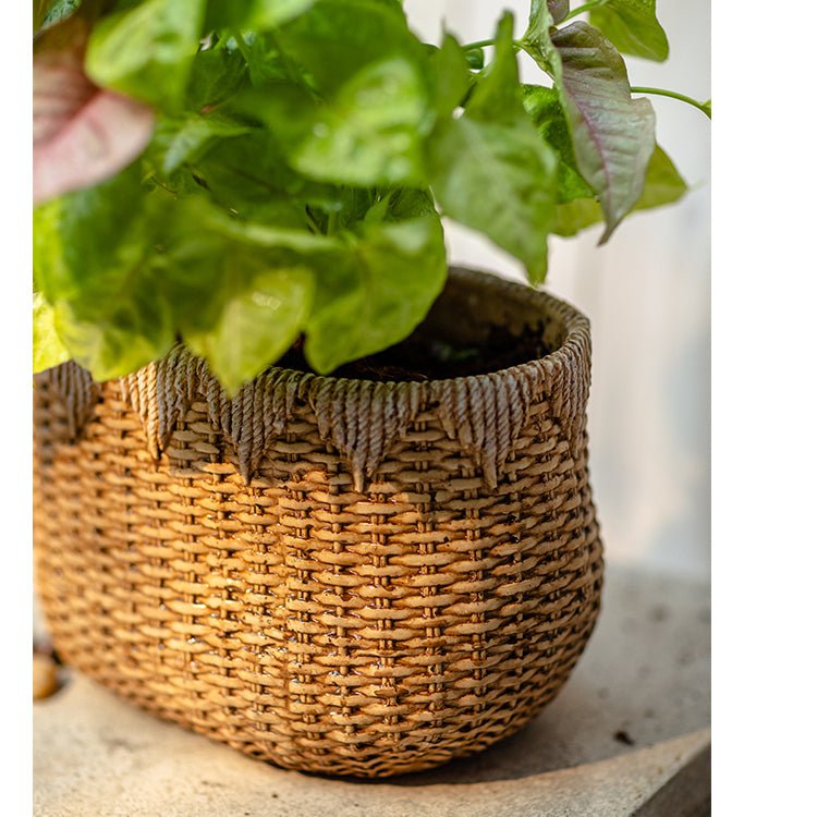Jardinière en ciment aspect panier en paille pour femme