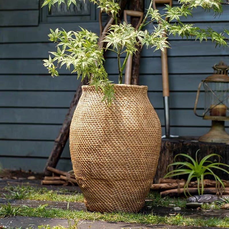 Vaso da giardino in cemento a forma di grande cesto