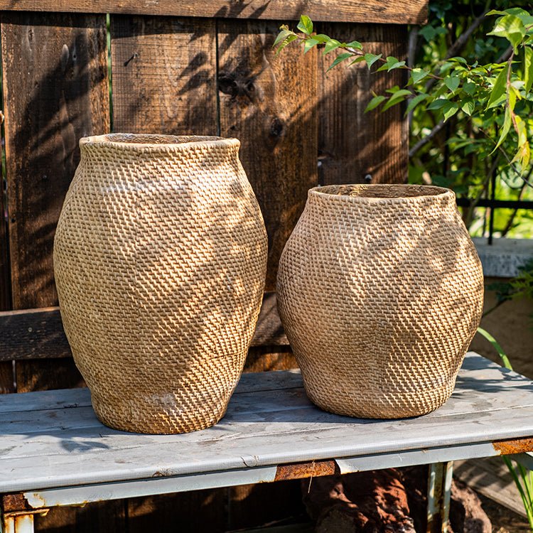 Vaso da giardino in cemento a forma di grande cesto
