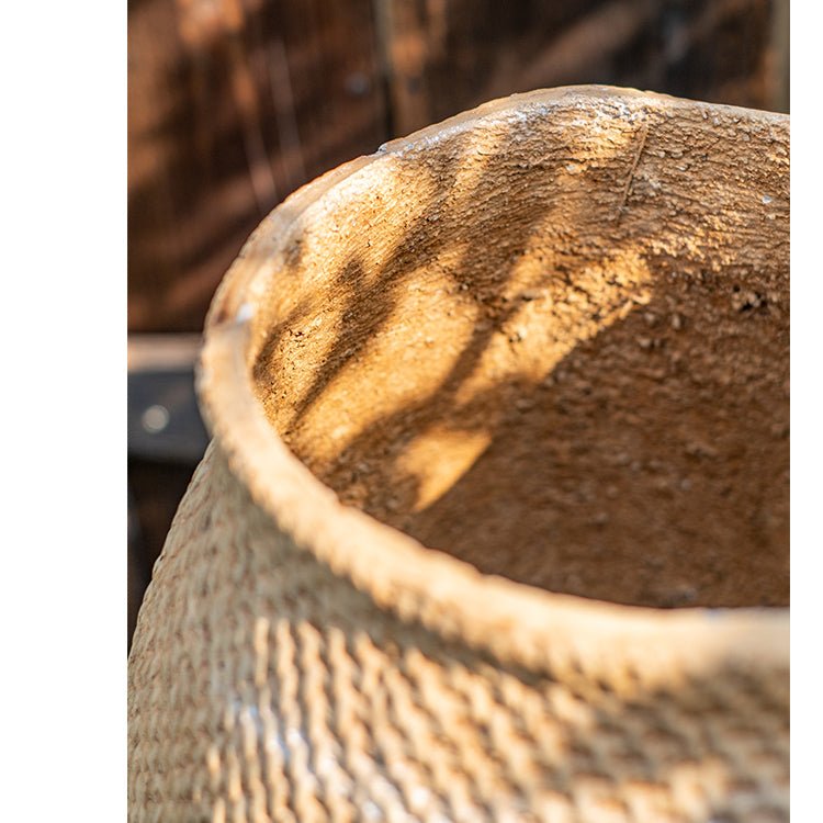 Vaso da giardino in cemento a forma di grande cesto