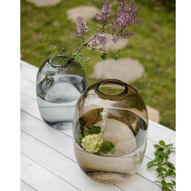 Vase en verre transparent moderne