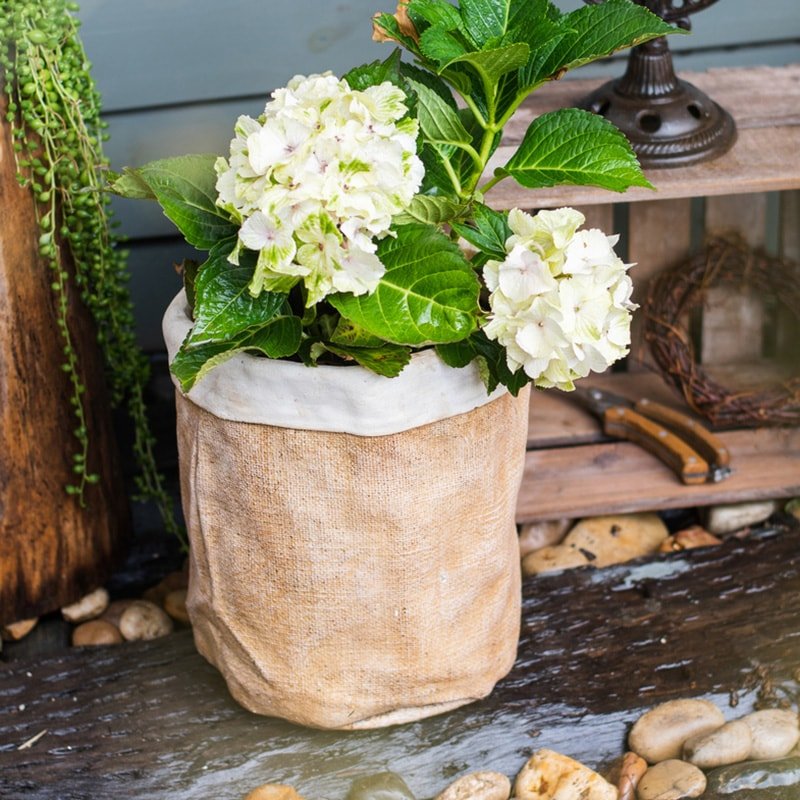 Pot de jardin en béton style sac en papier