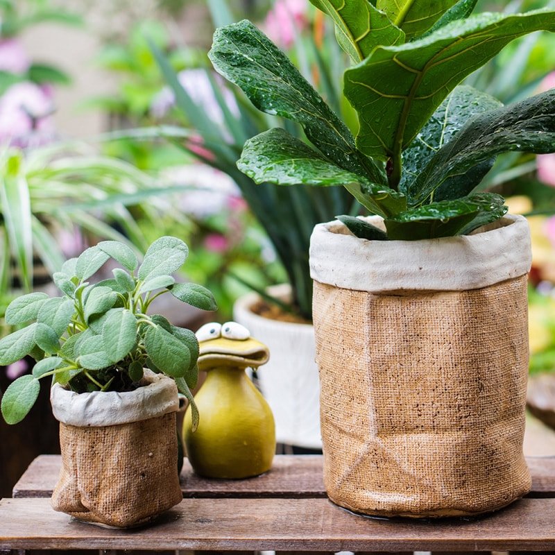 Pot de jardin en béton style sac en papier