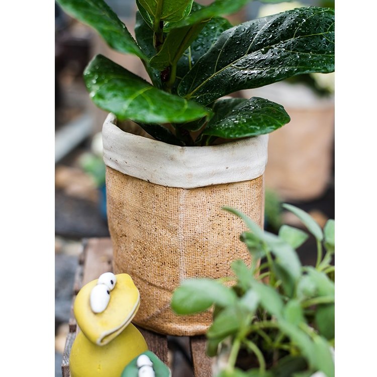 Pot de jardin en béton style sac en papier