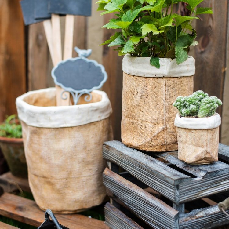 Pot de jardin en béton style sac en papier