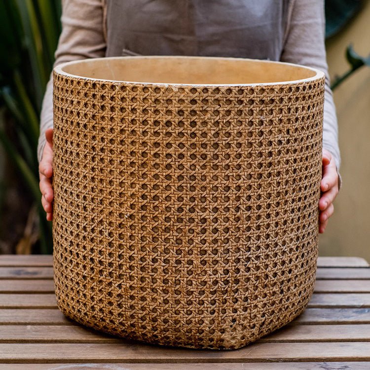 Jardinière en ciment à texture rotin
