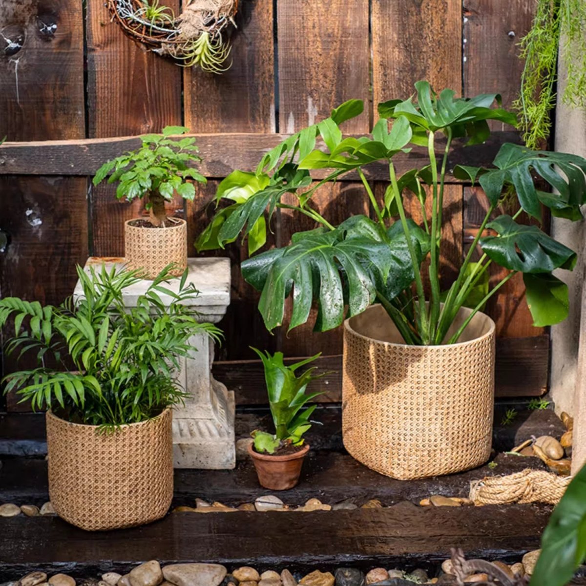 Jardinière en ciment à texture rotin