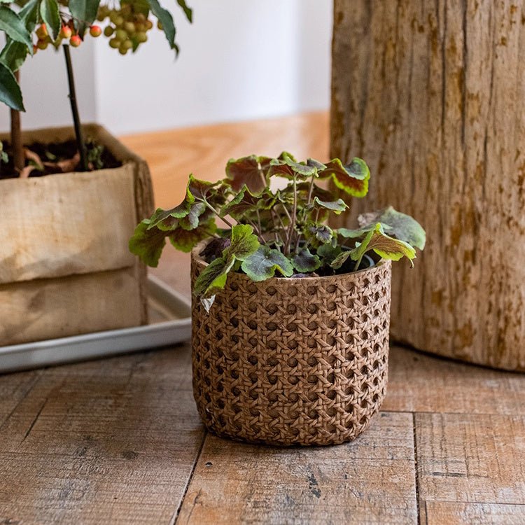 Jardinière en ciment à texture rotin