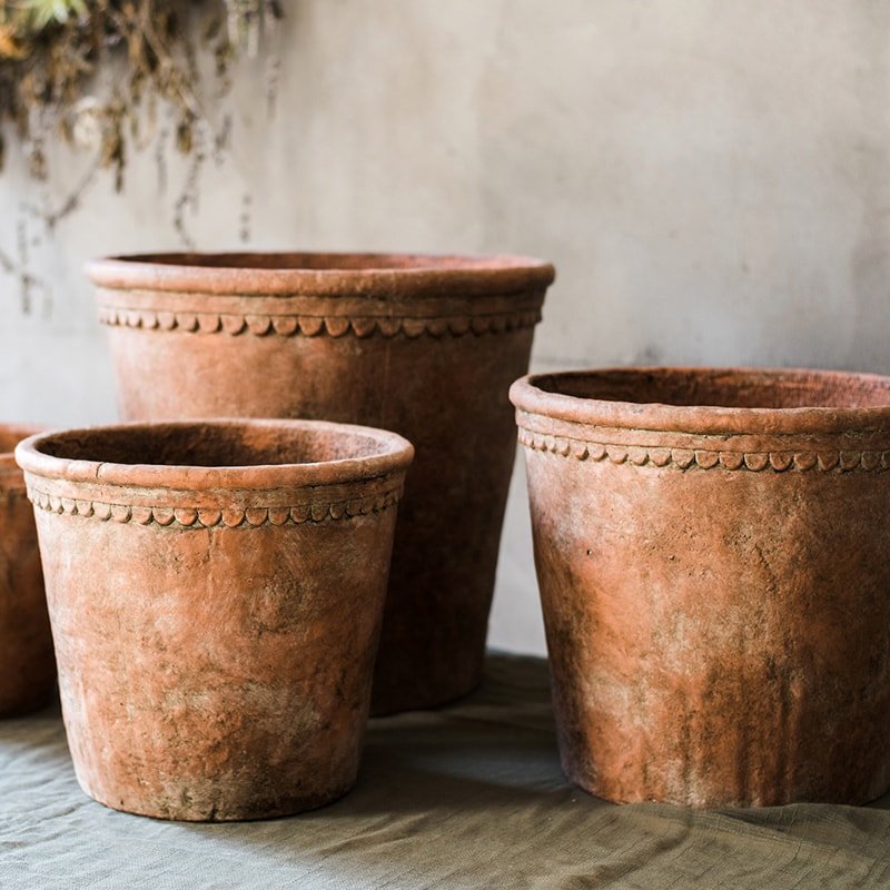 Grand pot de fleurs en béton rouge terre cuite