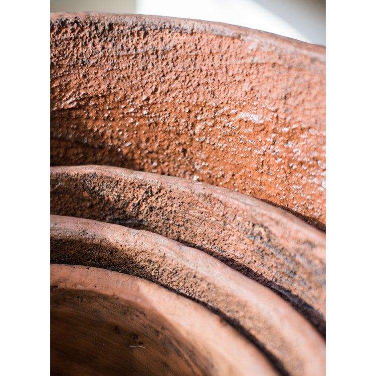 Grand pot de fleurs en béton rouge terre cuite