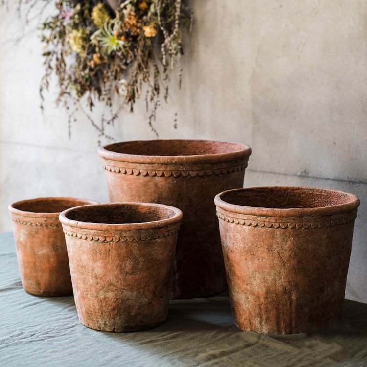 Grand pot de fleurs en béton rouge terre cuite