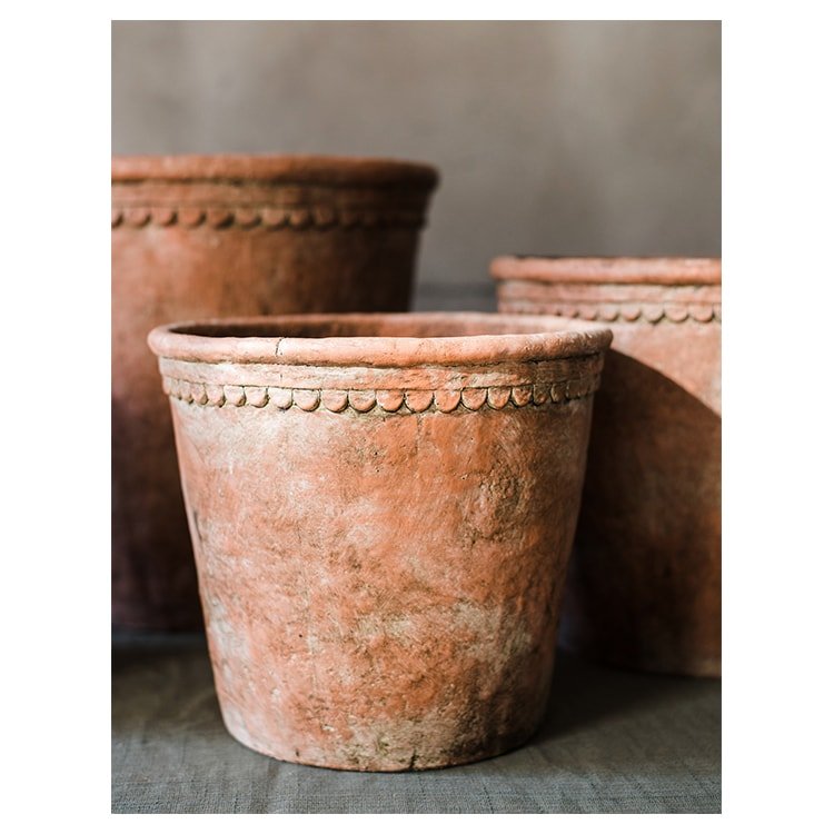 Grand pot de fleurs en béton rouge terre cuite