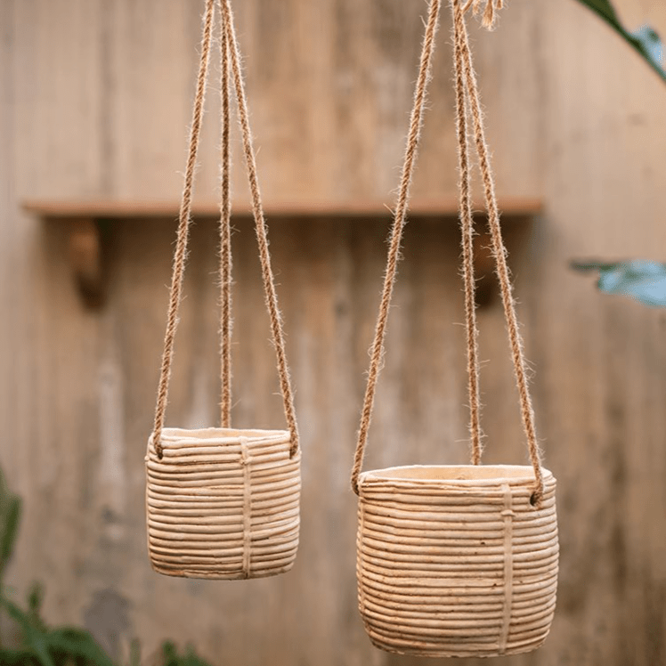 Jardinière suspendue en faux rotin et ciment