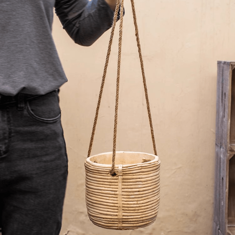Jardinière suspendue en faux rotin et ciment
