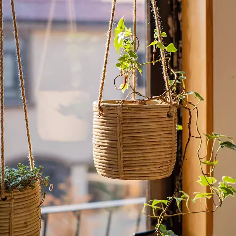 Jardinière suspendue en faux rotin et ciment